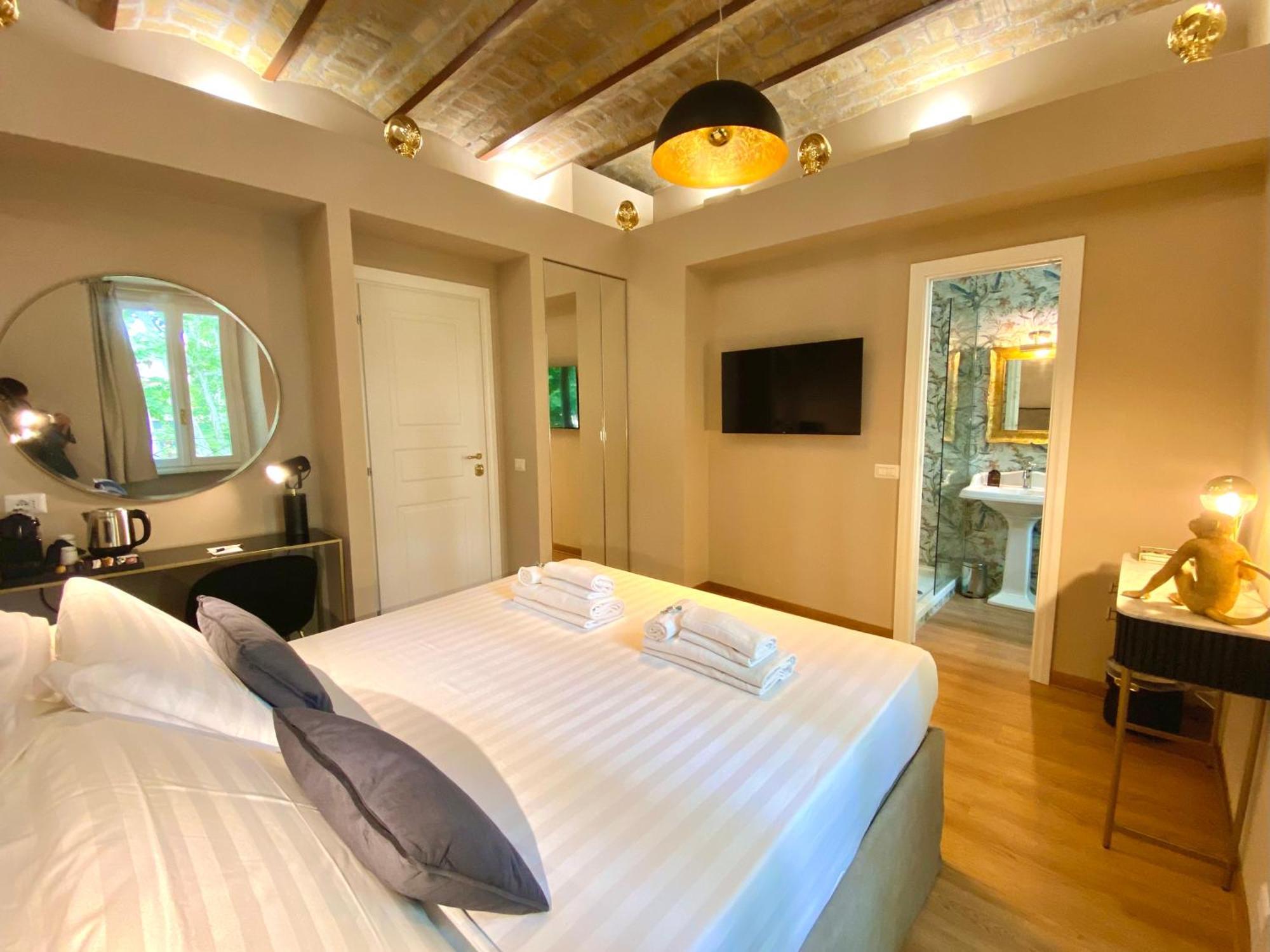 Queen Of Rome Luxury Rooms Exterior photo