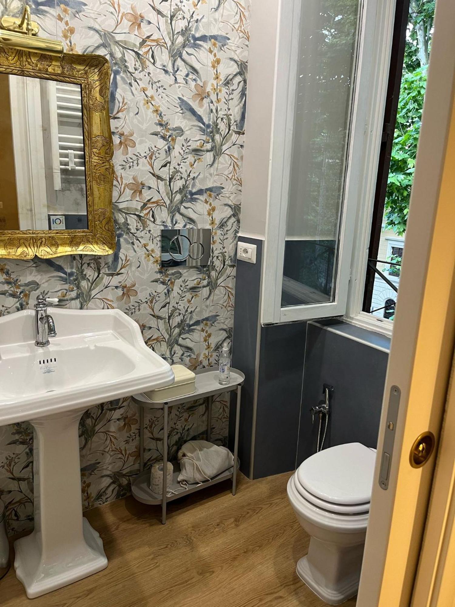 Queen Of Rome Luxury Rooms Exterior photo