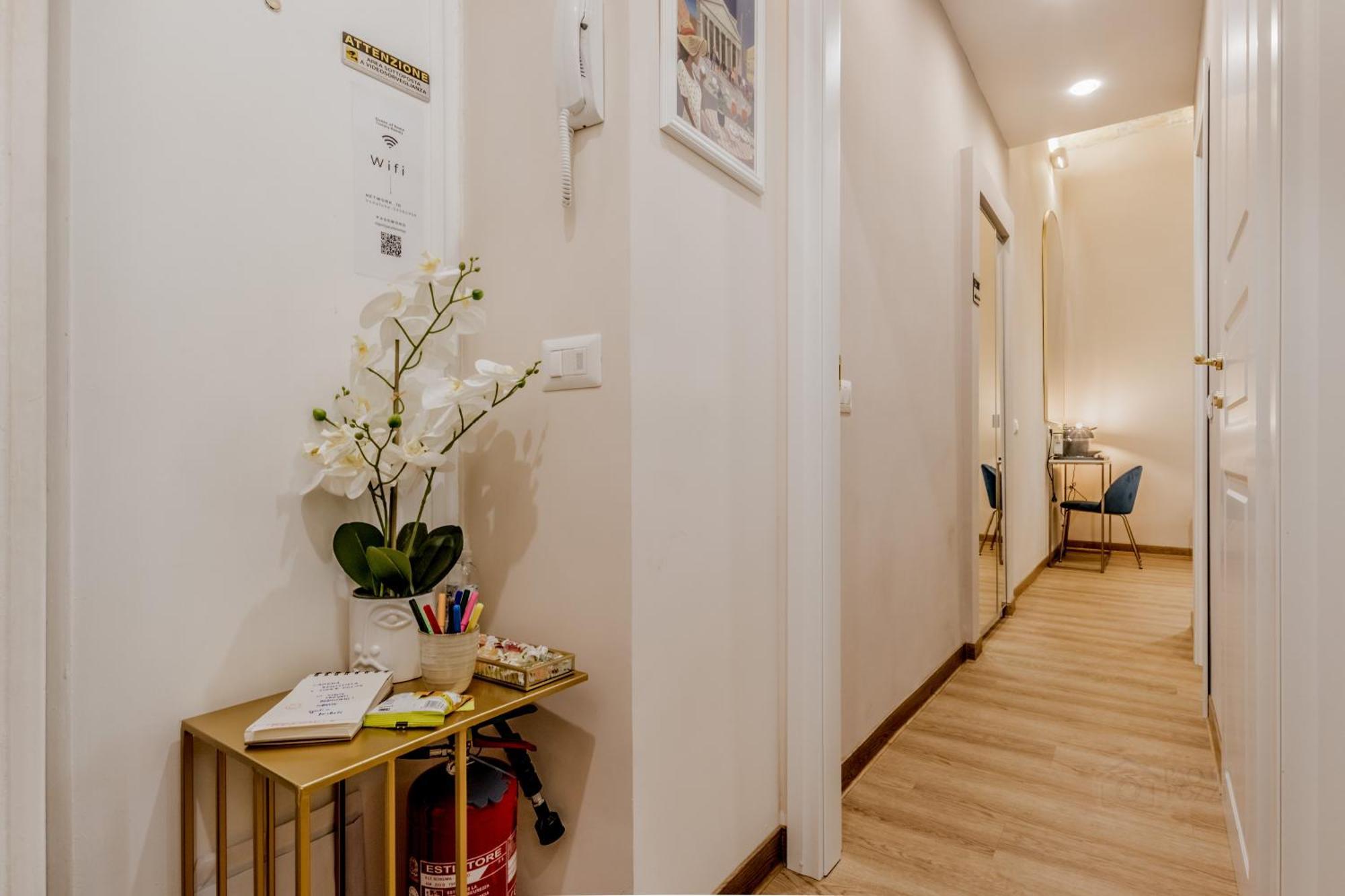 Queen Of Rome Luxury Rooms Exterior photo